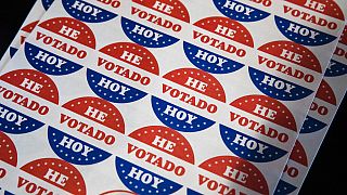 ARCHIVO - Se muestran en español las pegatinas "He votado hoy" o "I voted today" en un centro de votación en Filadelfia, el 21 de mayo de 2019.