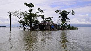 منزل محاط بمياه الفيضانات في سيلهيت، بنغلاديش