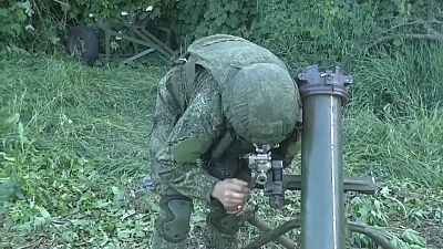 Orosz katona állít be egy fegyvert