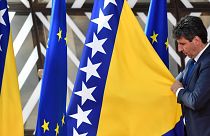 A bosznia-hercegovinai zászlót igazgatják Belgiumban a 2022. június 23-i találkozó előtt