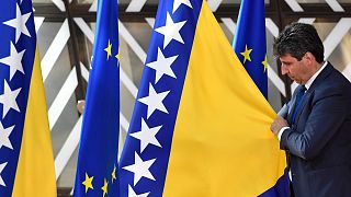 A bosznia-hercegovinai zászlót igazgatják Belgiumban a 2022. június 23-i találkozó előtt