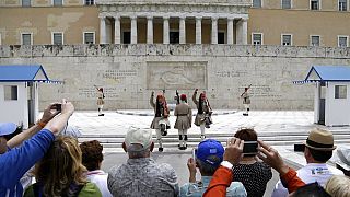 Смена почётного караула перед зданием греческого парламента в Афинах
