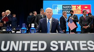 Joe Biden amerikai elnök egy kerekasztalbeszélgetésre vár a NATO madridi csúcstalálkozóján 2022. június 29-én