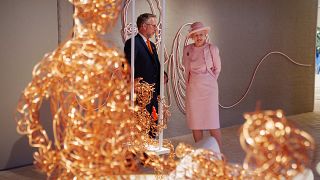 ملكة الدنمارك مارغريت الثانية ومدير المتحف كلاوس كجيلد جنسن أثناء افتتاح متحف اللاجئين الدنماركي الجديد "فلوغت" في أوكسبويل - الدنمارك.