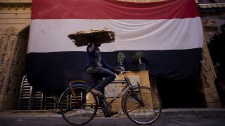 بائع يحمل أرغفة خبز على متن دراجة هوائية في القاهرة، مصر.