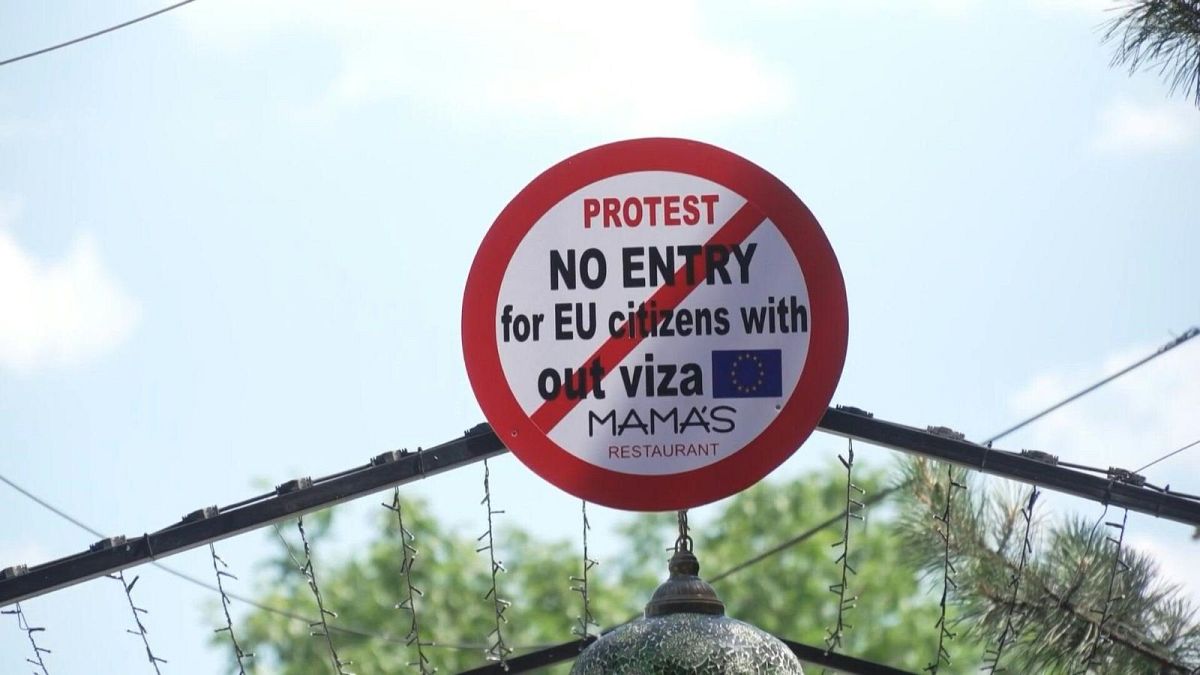تابلو ممنوعیت ورود اتباع اتحادیه اروپا مقابل رستورانی در پریشتینا