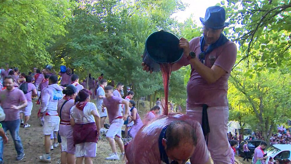 VIDEO : Traditional wine battle returns in northern Spain