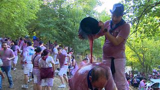 معركة النبيذ "هارو" التقليدية في شمال إسبانيا.