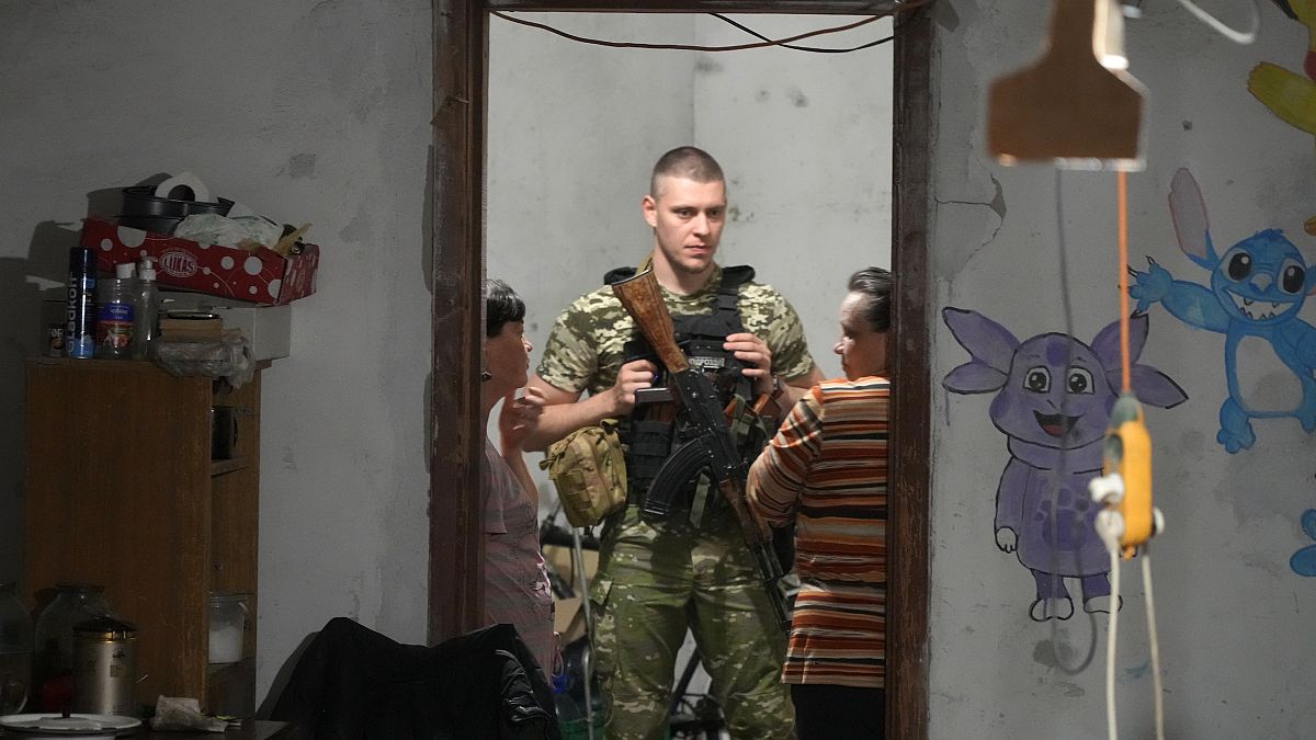 Ukrán katona nyugtatja a pincébe húzódott civileket Liszicsanszkban