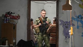 Ukrán katona nyugtatja a pincébe húzódott civileket Liszicsanszkban