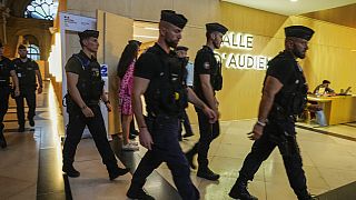 Großes Sicherheitsaufgebot vor und im Pariser Gericht