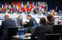 Le président français Emmanuel Macron s'entretient avec le chancelier allemand Olaf Scholz lors du sommet de l'OTAN à Madrid, 29 juin 2022. 