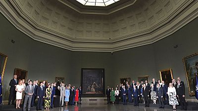 Οι ηγέτες του ΝΑΤΟ με τους συντρόφους τους στο μουσείο Πράδο της Μαδρίτης