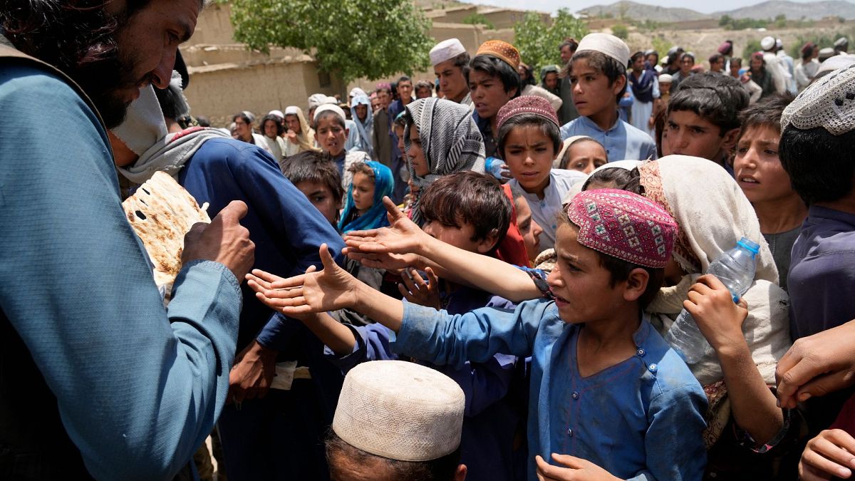 کمک به زلزله زدگان در افغانستان