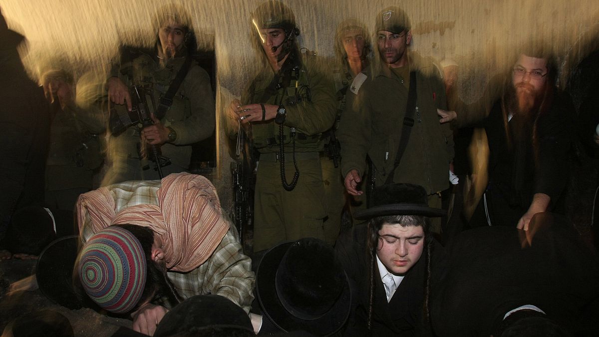 جنود إسرائيليون يقومون بحماية مصلين يهود عند ضريح يوسف في نابلس