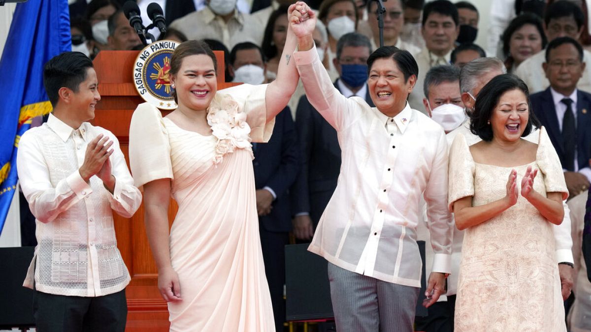 Filipinler Cumhurbaşkanı Ferdinand Marcos (sağda) ve Rodrigo Duterte'nin kızı Sara Duterte-Carpio (solda)