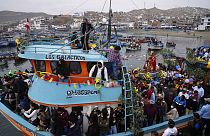 Procesión por tierra y mar en honor de San Pedro, patrón de los pescadores, en el puerto de Pucusana, en Perú.