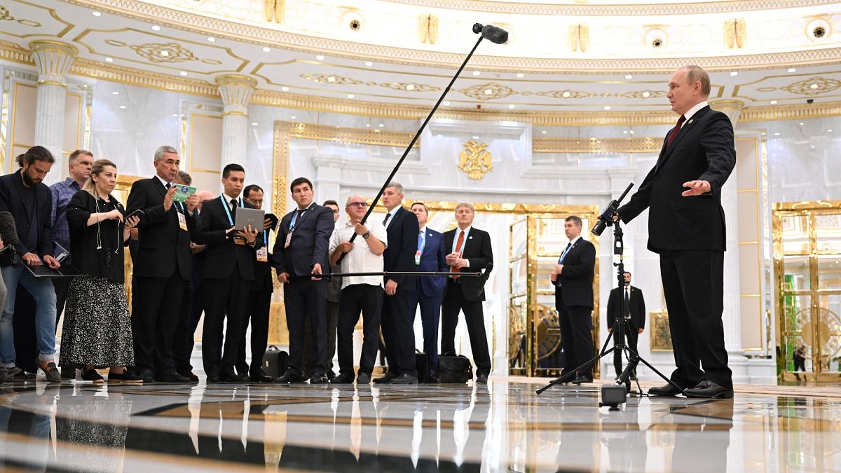 الرئيس الروسي فلاديمير بوتين يتحدث إلى وسائل الإعلام بعد قمة الدول المطلة على بحر قزوين في عشق أباد، تركمانستان