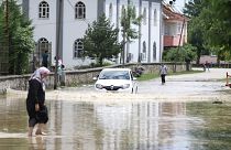 Batı Karadeniz'de etkili olan yağış büyük maddi hasara yol açtı, bir kepçe opreratörü kayıp.