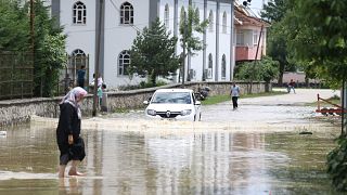 Batı Karadeniz'de etkili olan yağış büyük maddi hasara yol açtı, bir kepçe opreratörü kayıp.