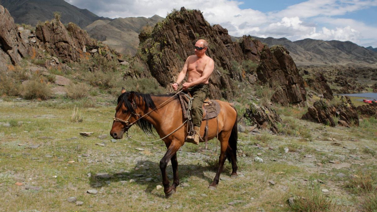 صورة بوتين الشهيرة وهو يمتطي جواده دون قميص