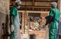 طاقم طبي في منطقة الحجر الصحي لتفشي جدري القردة في منطقة لوبايا في جمهورية إفريقيا الوسطى.