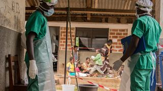 طاقم طبي في منطقة الحجر الصحي لتفشي جدري القردة في منطقة لوبايا في جمهورية إفريقيا الوسطى.