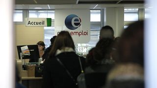 فرنسيون يصطفون في أحد مراكز التوظيف في باريس، فرنسا.