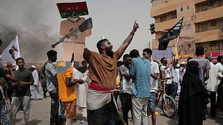 صورة أرشيفية لمتظاهرين مناهضين للانقلاب في السودان