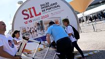 الشرطة البرتغالية تمنع نشطاء غرينبيس من تثبيت ملصقات عند مدخل القاعة التي تستضيف مؤتمر الأمم المتحدة حول المحيط في لشبونة.