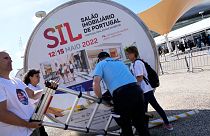 الشرطة البرتغالية تمنع نشطاء غرينبيس من تثبيت ملصقات عند مدخل القاعة التي تستضيف مؤتمر الأمم المتحدة حول المحيط في لشبونة.