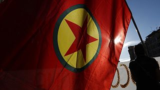 Activistes kurdes brandissant un drapeau du Parti des travailleurs du Kurdistan (PKK) à Rome en Italie, le 09/10/2019