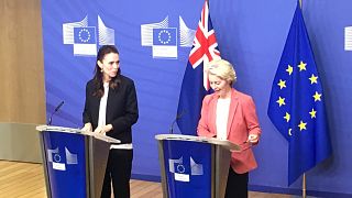 European Commission President Ursula von der Leyen (R) and New Zealand Prime Minister Jacinda Ardern in Brussels on 30 June 2022.