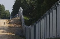 حرس الحدود البولندي في دورية بالقرب من جدار فولاذي على الحدود بين بولندا وبيلاروسيا، بولندا
