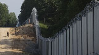 حرس الحدود البولندي في دورية بالقرب من جدار فولاذي على الحدود بين بولندا وبيلاروسيا، بولندا