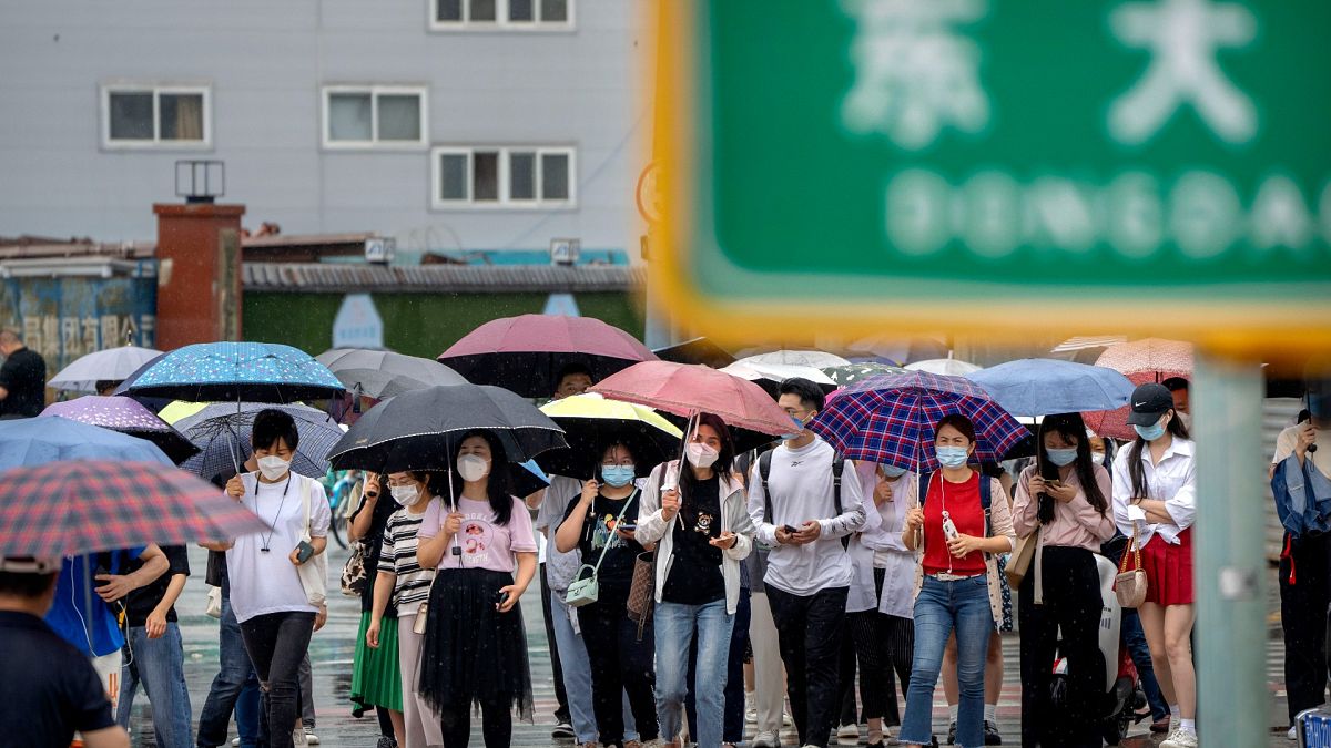 Çin'in başkenti Pekin'de Covid-19'a karşı maskeleriyle dolaşan vatandaşlar 