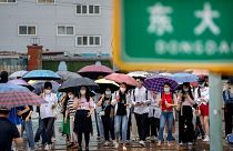 Çin'in başkenti Pekin'de Covid-19'a karşı maskeleriyle dolaşan vatandaşlar