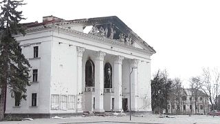 A bombatámadásban megsemmisült színház homlokzata