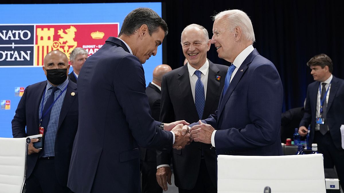 El presidente de EE.UU., Joe Biden, estrecha la mano del presidente del Gobierno español, Pedro Sánchez, durante una mesa redonda en la cumbre de la OTAN