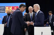 El presidente de EE.UU., Joe Biden, estrecha la mano del presidente del Gobierno español, Pedro Sánchez, durante una mesa redonda en la cumbre de la OTAN