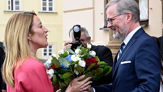 Çekya Başbakanı Petr Fiala (sağ), Avrupa Parlamantosu Başkanı Roberta Metsola'yı Prag'da karşılarken