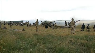 Instructores del ejército británico adiestran a las fuerzas ucranianas para utilizar un cañón ligero L119, para disparar obuses