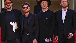 Kirill Szerebrennyikov (balra) a "Csajkovszkij felesége" című film 2022-es bemutatóján Cannes-ban