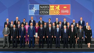 Les dirigeants de l'OTAN se réunissent pour une photo de groupe lors du sommet à Madrid, 29 juin 2022.
