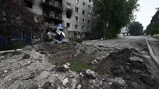 Crater en una calle de Siversk, en las afueras de Lisichansk, Ucrania 30/6/2022