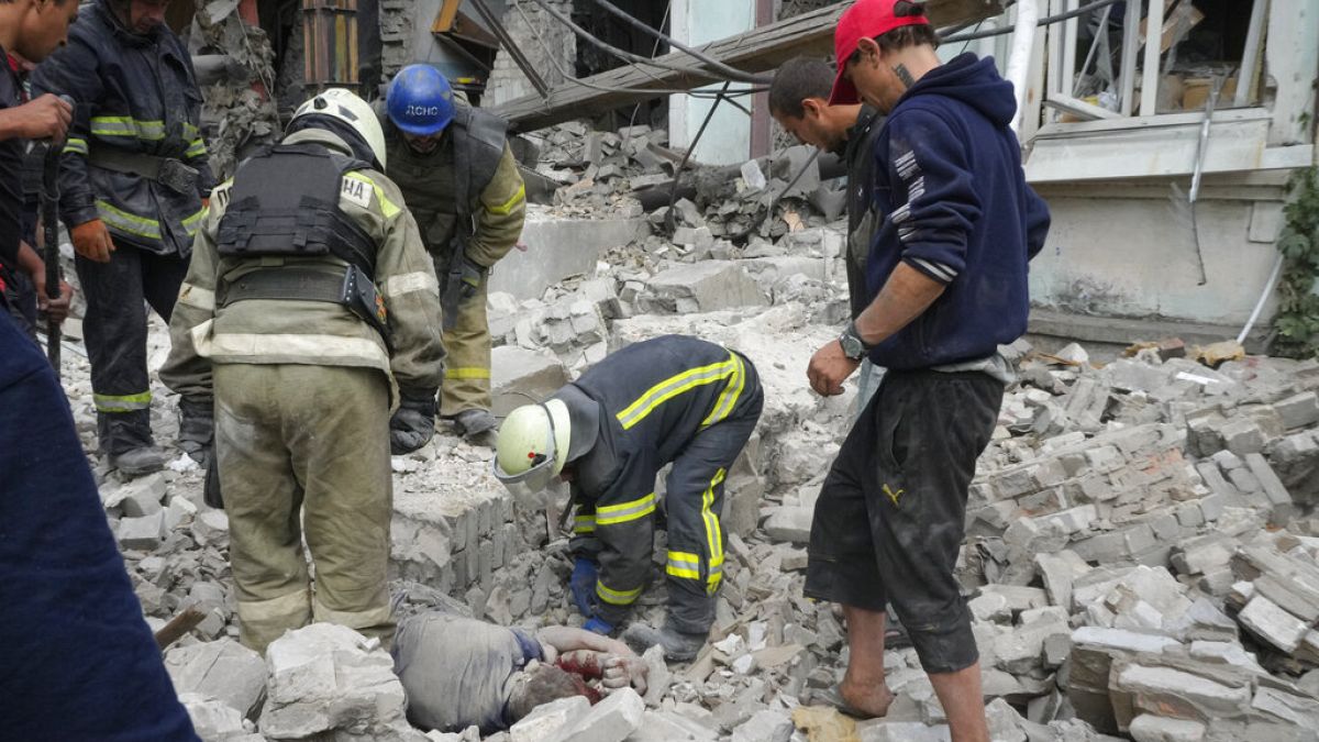 Holttestet emelnek ki a romok alól Liszicsanszkban 2022. június 16-án