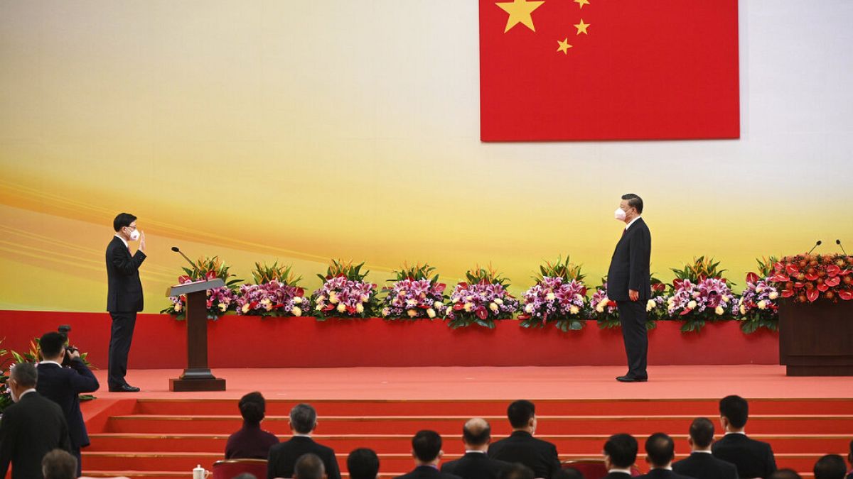 Le nouveau chef de l'exécutif de Hong Kong, John Lee (à g.) prête serment, en présence du président chinois Xi Jinping (à dr.) - Hong Kong, le 01/07/2022