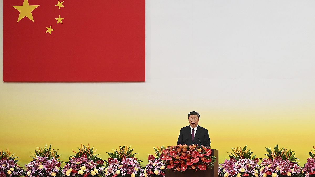 الرئيس الصيني شي جين بينغ ملقياً كلمة في هونغ كونغ بمناسبة تعيين رئيس جديد وحكومة جديدة  