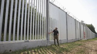 Lengyel határőr a belarusz-lengyel határon épült acélfalnál