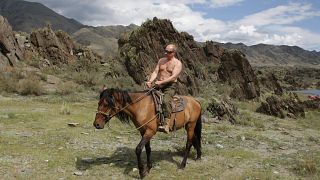 Vladimir Putin es fotografiado montando a caballo en las montañas de Siberia, en la región de Tyva, en agosto de 2009.